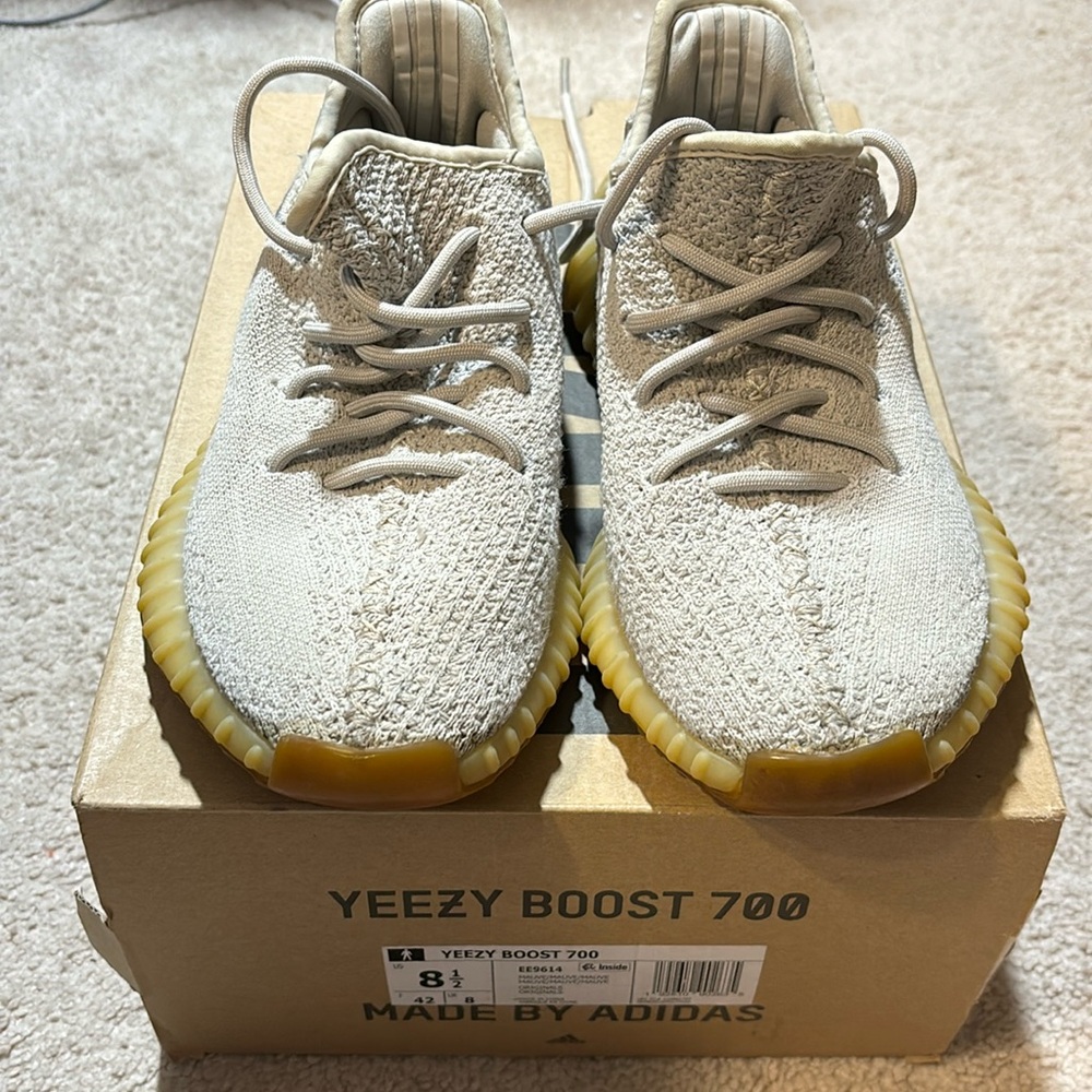 Yeezy boost- size 6M- used- replacement box
